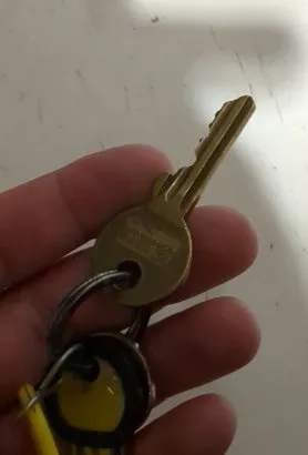 Schlechtes Foto: Schl&uuml;ssel in der Hand